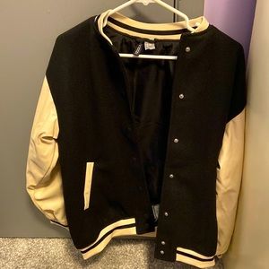 Stylish felt/faux leather baseball jacket. Very warm, with deep pockets. ⚾️